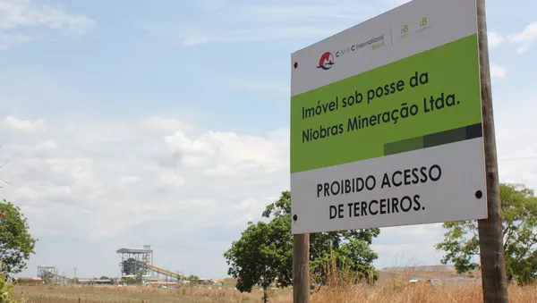Un letrero para las instalaciones mineras de niobio y fosfato que pertenecen a China Molybdenum Co Ltd (CMOC) en Catalao, estado de Goiás, Brasil - Sputnik Mundo