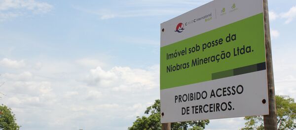 Un letrero para las instalaciones mineras de niobio y fosfato que pertenecen a China Molybdenum Co Ltd (CMOC) en Catalao, estado de Goiás, Brasil - Sputnik Mundo