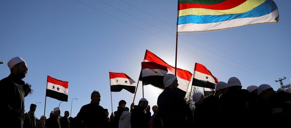 Los drusos árabes en los Altos del Golán con banderas sirias - Sputnik Mundo