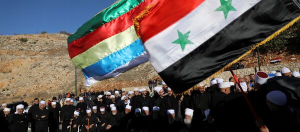 Los árabes drusos en los Altos del Golán ocupados por Israel celebran una protesta contra las elecciones frente a un centro de votación municipal en Majdal Shams - Sputnik Mundo