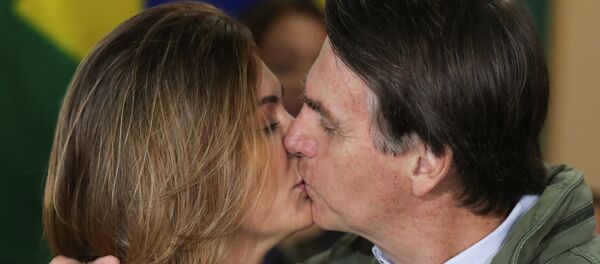 Michelle y Jair Bolsonaro se dan un beso - Sputnik Mundo