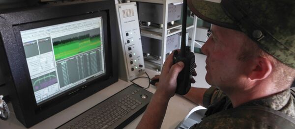 Un operario del sistema de lucha radioelectrónica Sinitsa, foto archivo Un operario del sistema de lucha radioelectrónica Sinitsa, foto archivo - Sputnik Mundo