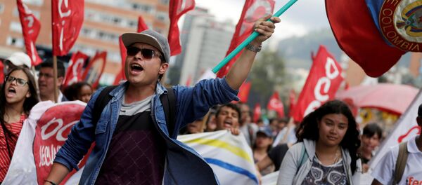 Las protestas de estudiantes en Colombia Las protestas de estudiantes en Colombia - Sputnik Mundo