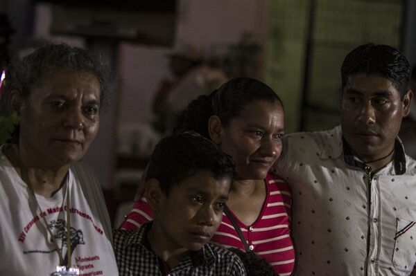 Madre e hija originarias de Honduras reunidas en México tras 14 años sin verse, durante la 14° Caravana de Madres Centroamericanas - Sputnik Mundo