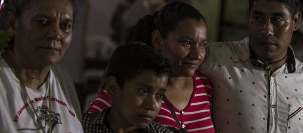 Madre e hija originarias de Honduras reunidas en México tras 14 años sin verse, durante la 14° Caravana de Madres Centroamericanas Madre e hija originarias de Honduras reunidas en México tras 14 años sin verse, durante la 14° Caravana de Madres Centroamericanas - Sputnik Mundo