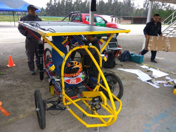 Participantes del equipo SENA Fénix EV preparan su vehículo en la Carrera Solar Atacama Participantes del equipo SENA Fénix EV preparan su vehículo en la Carrera Solar Atacama - Sputnik Mundo