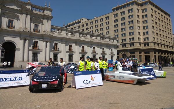 Los vehículos de la Carrera Solar Atacama frente al Palacio de la Moneda, en Santiago Los vehículos de la Carrera Solar Atacama frente al Palacio de la Moneda, en Santiago - Sputnik Mundo