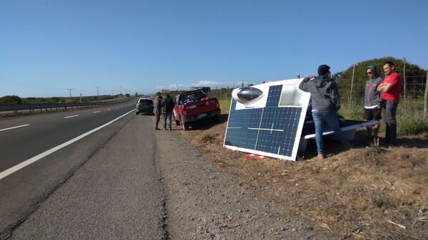 El vehículo Punch II, ganador de la Carrera Solar Atacama, mientras se carga al sol El vehículo Punch II, ganador de la Carrera Solar Atacama, mientras se carga al sol - Sputnik Mundo
