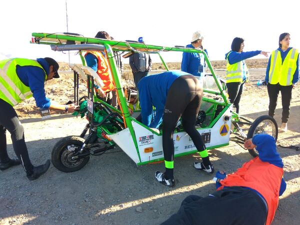 Un equipo prepara un vehículo híbrido solar-tracción a sangre en la Carrera Solar Atacama Un equipo prepara un vehículo híbrido solar-tracción a sangre en la Carrera Solar Atacama - Sputnik Mundo
