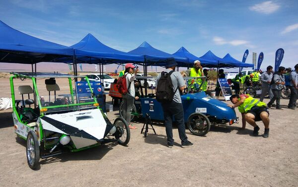 Un equipo prepara un vehículo híbrido solar-tracción a sangre en la Carrera Solar Atacama Un equipo prepara un vehículo híbrido solar-tracción a sangre en la Carrera Solar Atacama - Sputnik Mundo