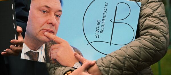 Activista con la imagen del director del portal RIA Novosti Ukraina, Kiril Vishinski - Sputnik Mundo