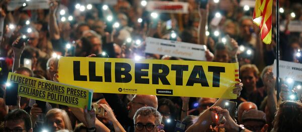 Manifestantes en Barcelona con carteles piden libertad para los presos políticos Manifestantes en Barcelona con carteles piden libertad para los presos políticos - Sputnik Mundo