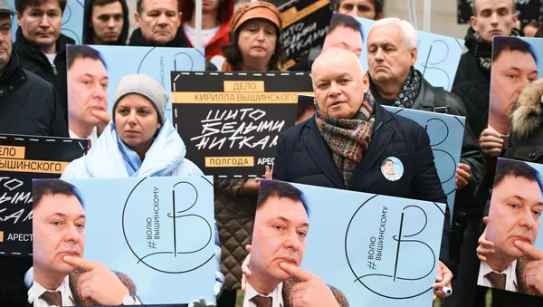 Margarita Simonián, directora de Sputnik y Dmitri Kiseliov, director general del grupo mediático Rossiya Segodnya (matriz de Sputnik), en el mitin de apoyo a Vishinski