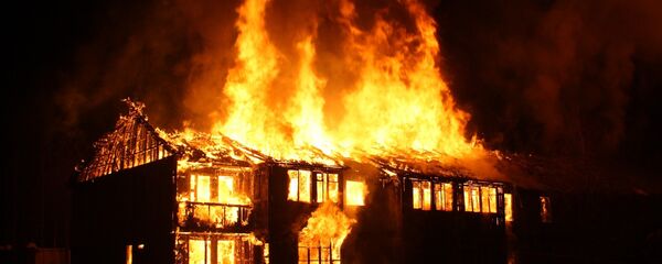 Una casa en llamas (imagen referencial) - Sputnik Mundo