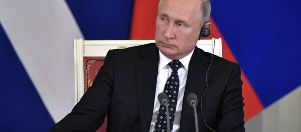 El presidente de Rusia, Vladímir Putin,  en una rueda de prensa, al reunirse con su homólogo cubano, Miguel Díaz-Canel - Sputnik Mundo