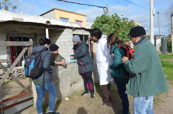 Integrantes del proyecto escolar uruguayo Entre bichitos, conversando con vecinos del barrio Casavalle - Sputnik Mundo