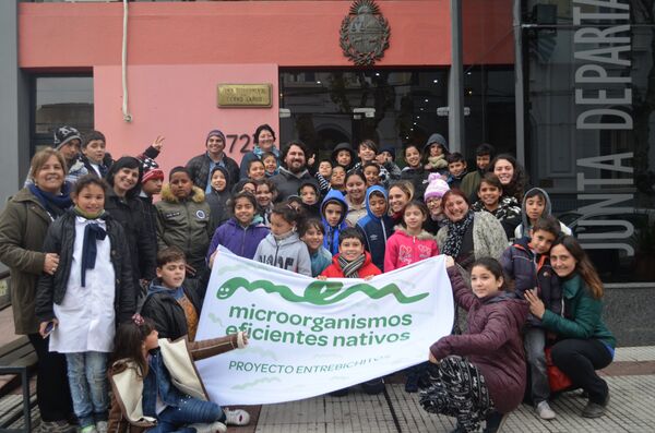 Alumnos y maestros integrantes del proyecto Entre bichitos durante la visita a la Junta Departamental de Cerro Largo - Sputnik Mundo