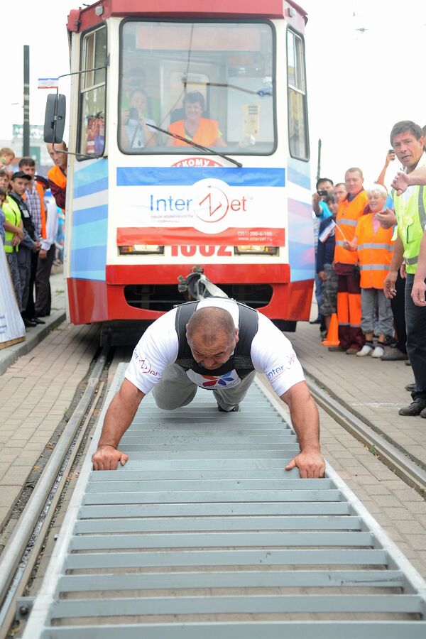 Elbrus Nigmatullin remolcando seis tranvías con pasajeros - Sputnik Mundo