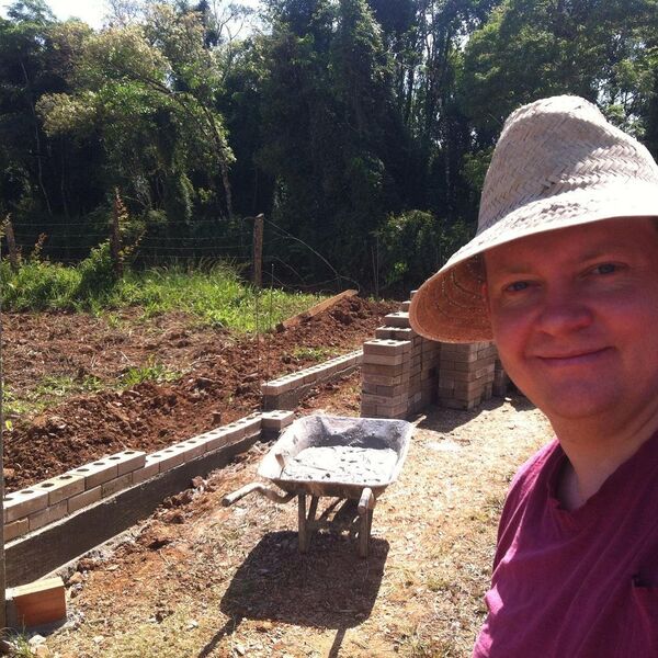 Evandro Balmant trabajando en la construcción de su casa - Sputnik Mundo