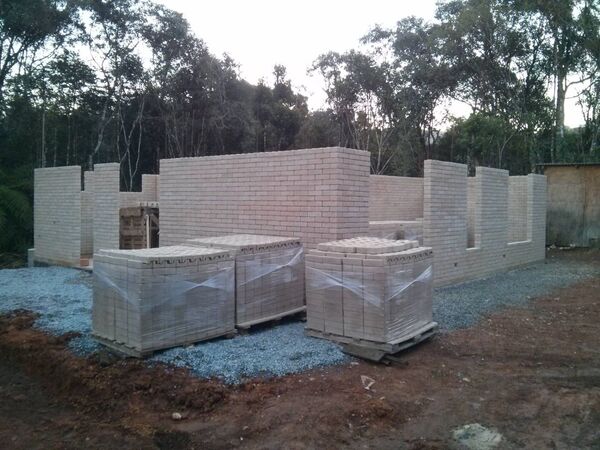 El proceso de construcción de las paredes con ladrillos ecológicos - Sputnik Mundo