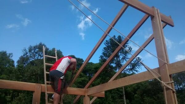 Evandro Balmant trabajando en la construcción de su casa - Sputnik Mundo