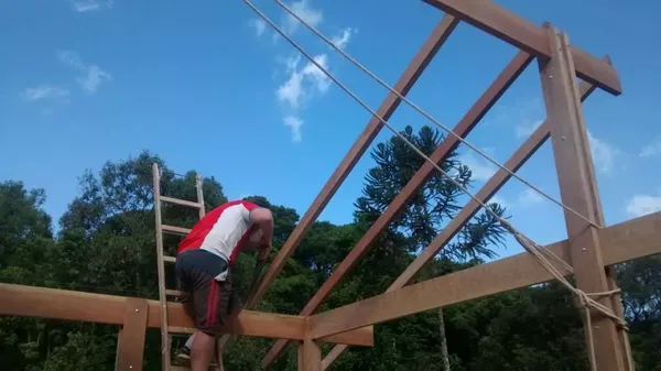 Evandro Balmant trabajando en la construcción de su casa Evandro Balmant trabajando en la construcción de su casa - Sputnik Mundo