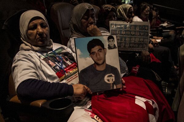Presidenta de la Asociación de Madres de Desaparecidos de Túnez, Fatma Kasraoui muestra la foto de su hijo desaparecido en 2011 durante uno de los eventos del 8° Foro Social Mundial de la Migraciones. Presidenta de la Asociación de Madres de Desaparecidos de Túnez, Fatma Kasraoui muestra la foto de su hijo desaparecido en 2011 durante uno de los eventos del 8° Foro Social Mundial de la Migraciones. - Sputnik Mundo