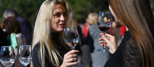 Participantes de un festival de vinos en Crimea - Sputnik Mundo