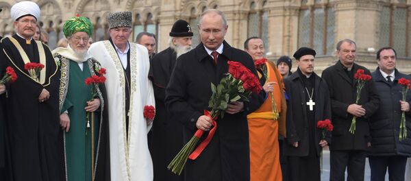 De izquierda a derecha: el presidente del Consejo de Muftíes de Rusia, Ravil Gainutdin, el presidente de la Junta Espiritual Central de Musulmanes de Rusia, Talgat Tajuddin, el presidente del Centro de Coordinación de Musulmanes del Cáucaso del Norte, Ismail Berdiev, el líder de la Iglesia ortodoxa Rusa de los Viejos Creyentes, Kornili, el presidente Vladímir Putin, el jefe de la Sangha Tradicional Budista de Rusia, Damba Ayusheev, el arzobispo de la Iglesia evangélica Luterana de Rusia, Dietrich Brauer, y el secretario general de la Conferencia de los Obispos Católicos de Rusia, Igor Kovalevski. - Sputnik Mundo