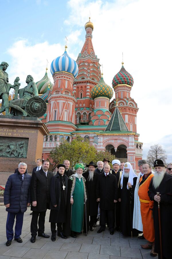La ceremonia de entrega de flores al monumento a Minin y Pozharski en la Plaza Roja de Moscú La ceremonia de entrega de flores al monumento a Minin y Pozharski en la Plaza Roja de Moscú - Sputnik Mundo