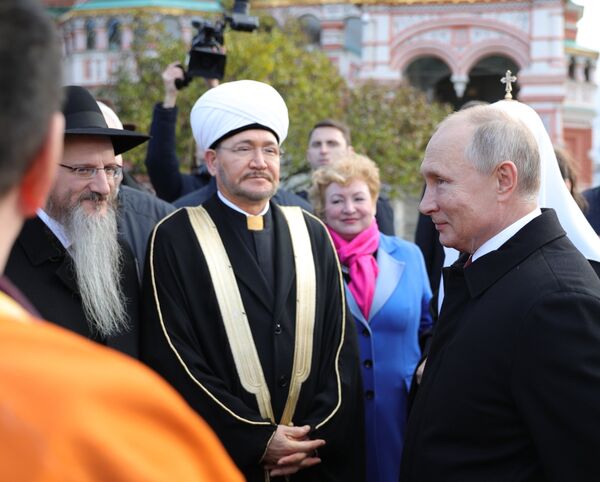 El presidente Vladímir Putin, el rabino principal de Rusia, Berel Lazar, y el presidente del Consejo de Muftíes de Rusia, Ravil Gainutdin. El presidente Vladímir Putin, el rabino principal de Rusia, Berel Lazar, y el presidente del Consejo de Muftíes de Rusia, Ravil Gainutdin. - Sputnik Mundo