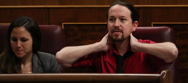 Diputada del partido Podemos, Irene Montero, y líder del partido, Pablo Iglesias, en el Parlamento español - Sputnik Mundo