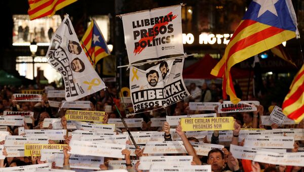 Unos manifestantes exigen la libertad de los independistas presos - Sputnik Mundo