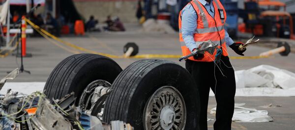 Un funcionario de la Comisión Nacional de Seguridad del Transporte de Indonesia transporta escombros del vuelo JT610 de Lion Air, Indonesia Un funcionario de la Comisión Nacional de Seguridad del Transporte de Indonesia transporta escombros del vuelo JT610 de Lion Air, Indonesia - Sputnik Mundo