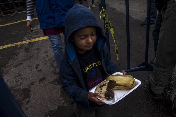 Niño del éxodo centroamericano sale con un desayuno brindado por el puente humanitario de la Ciudad de México - Sputnik Mundo