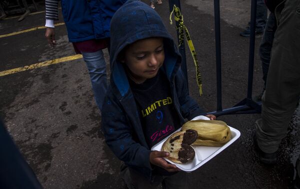 Niño del éxodo centroamericano sale con un desayuno brindado por el puente humanitario de la Ciudad de México Niño del éxodo centroamericano sale con un desayuno brindado por el puente humanitario de la Ciudad de México - Sputnik Mundo