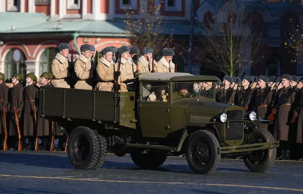 Ensayo de la marcha dedicada al 77º aniversario del desfile militar de 1941 Ensayo de la marcha dedicada al 77º aniversario del desfile militar de 1941 - Sputnik Mundo