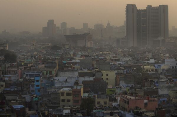 Los crecientes niveles de urbanización, unido a la constante falta de agua y altos índices de contaminación atmosférica, son un problema que ponen en riesgo la vida de millones de hindúes - Sputnik Mundo