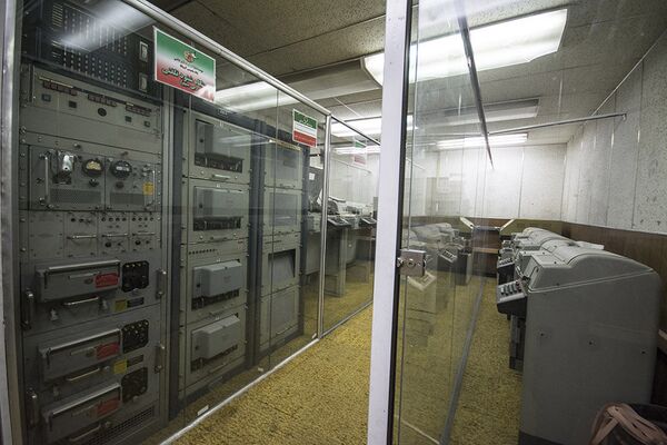 Centro de procesamiento de información en la antigua sede diplomática de EEUU en Teherán, hoy día convertida en museo Centro de procesamiento de información en la antigua sede diplomática de EEUU en Teherán, hoy día convertida en museo - Sputnik Mundo