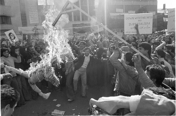 Manifestantes frente la embajada de EEUU en Teherán queman el muñeco del Tío Sam, personificación de EEUU, al que culpan de apoyar el régimen del sha Mohammad Reza Pahleví, 13 de noviembre de 1979 Manifestantes frente la embajada de EEUU en Teherán queman el muñeco del Tío Sam, personificación de EEUU, al que culpan de apoyar el régimen del sha Mohammad Reza Pahleví, 13 de noviembre de 1979 - Sputnik Mundo