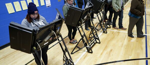 La gente vota durante las elecciones de medio término en Nueva York, EEUU - Sputnik Mundo