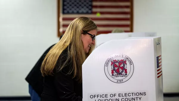 Una mujer vota en las elecciones de mitad de mandato en EEUU