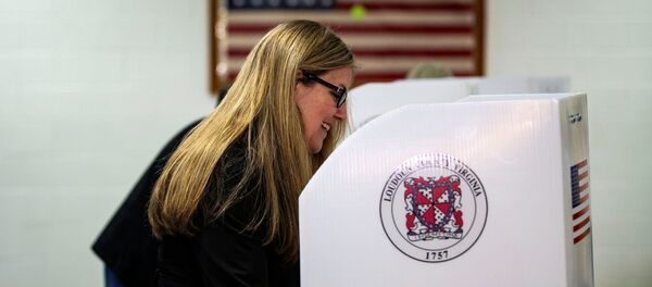 Una mujer vota en las elecciones de mitad de mandato en EEUU - Sputnik Mundo