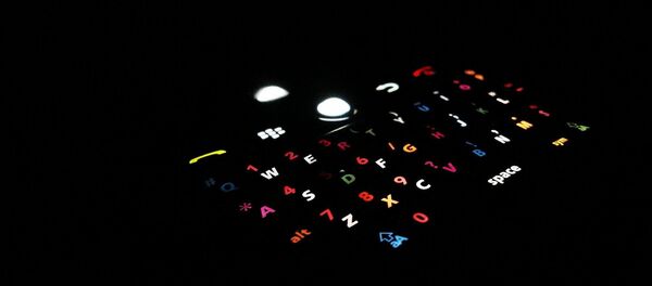 Un teléfono BlackBerry en la oscuridad - Sputnik Mundo