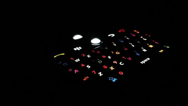 Un teléfono BlackBerry en la oscuridad - Sputnik Mundo