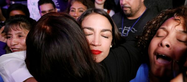 Alexandria Ocasio-Cortez, la representante electa para el Congreso de EEUU más joven en la historia, abraza a sus partidarios en un acto - Sputnik Mundo