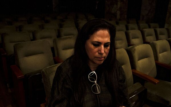 Oivia Gorra posa para foto - Sputnik Mundo