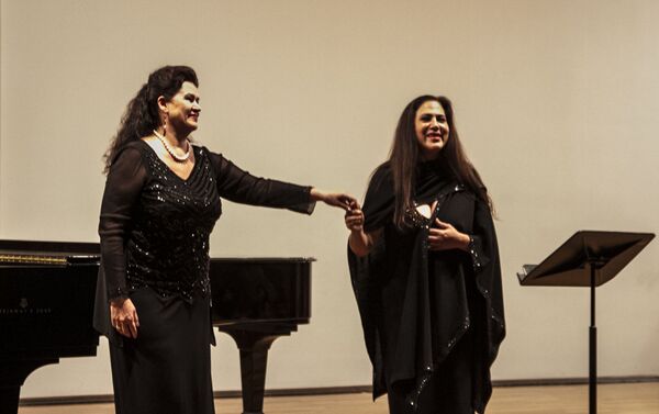 Lyudmila Ivanovna Drobysheva-Razumovskaya y Olivia Gorra al final su actuación - Sputnik Mundo