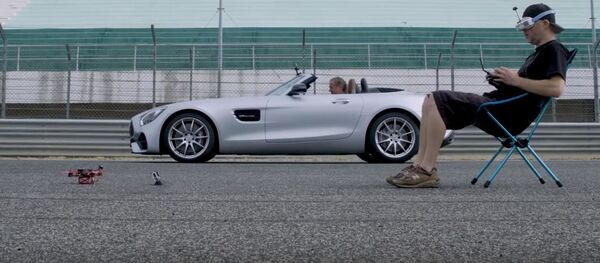 Carrera entre un dron y un auto - Sputnik Mundo