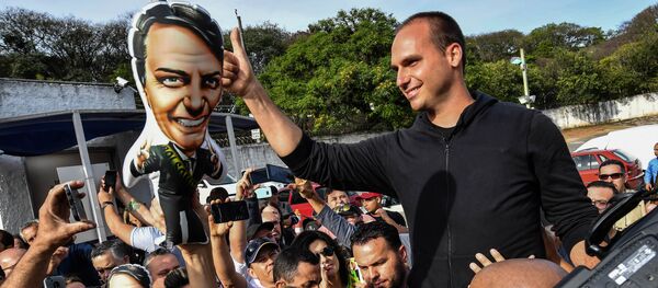 El hijo de Jair Bolsonaro, Eduardo Bolsonaro, en la campaña electoral de su padre - Sputnik Mundo